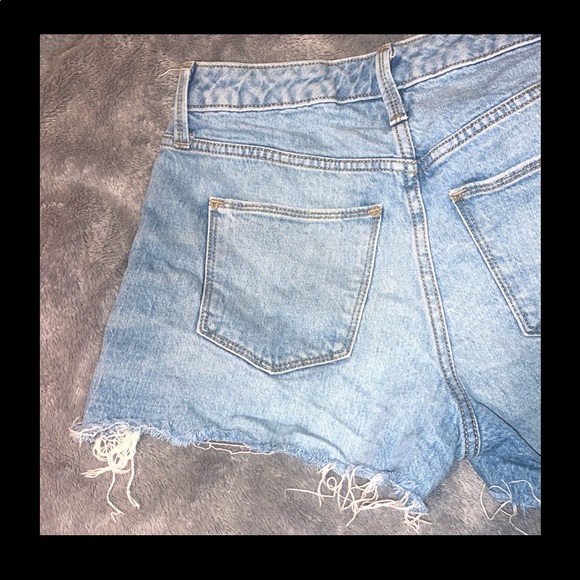 Universal Thread High Rise Shortie High Waisted Light Wash Jean Shorts Sz 2/26R - Picture 7 of 16
